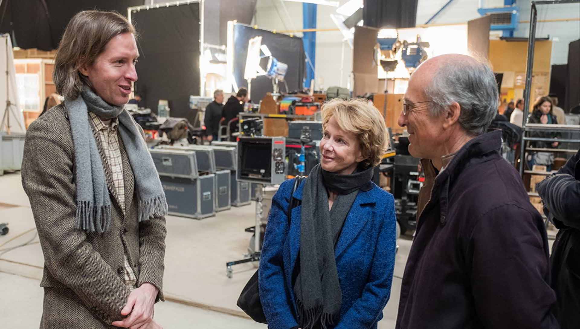 Rencontre hier dans l’ex-usine Cofpa de Gond-Pontouvre, transformée en studio de cinéma. Le réalisateur Wes Anderson, la présidente du Centre national du cinéma Frédérique Bredin, et le président du Département, François Bonneau.