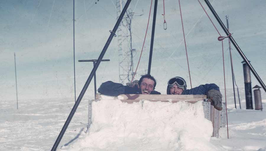 Claude LORIUS et Roland SCHLICH à l'entrée de la Base Charcot