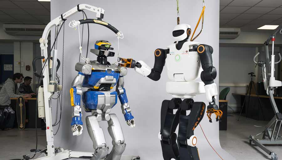 HRP-2 et Pyrène, deux générations de robots humanoïdes