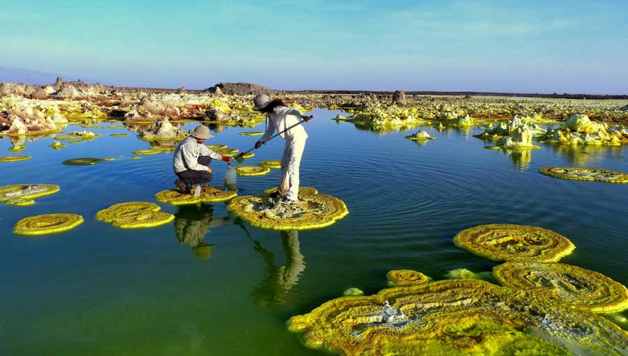 Échantillonnage d'une mare d'eau hyperacide sur le site hydrothermal de Dallol (Ethiopie)