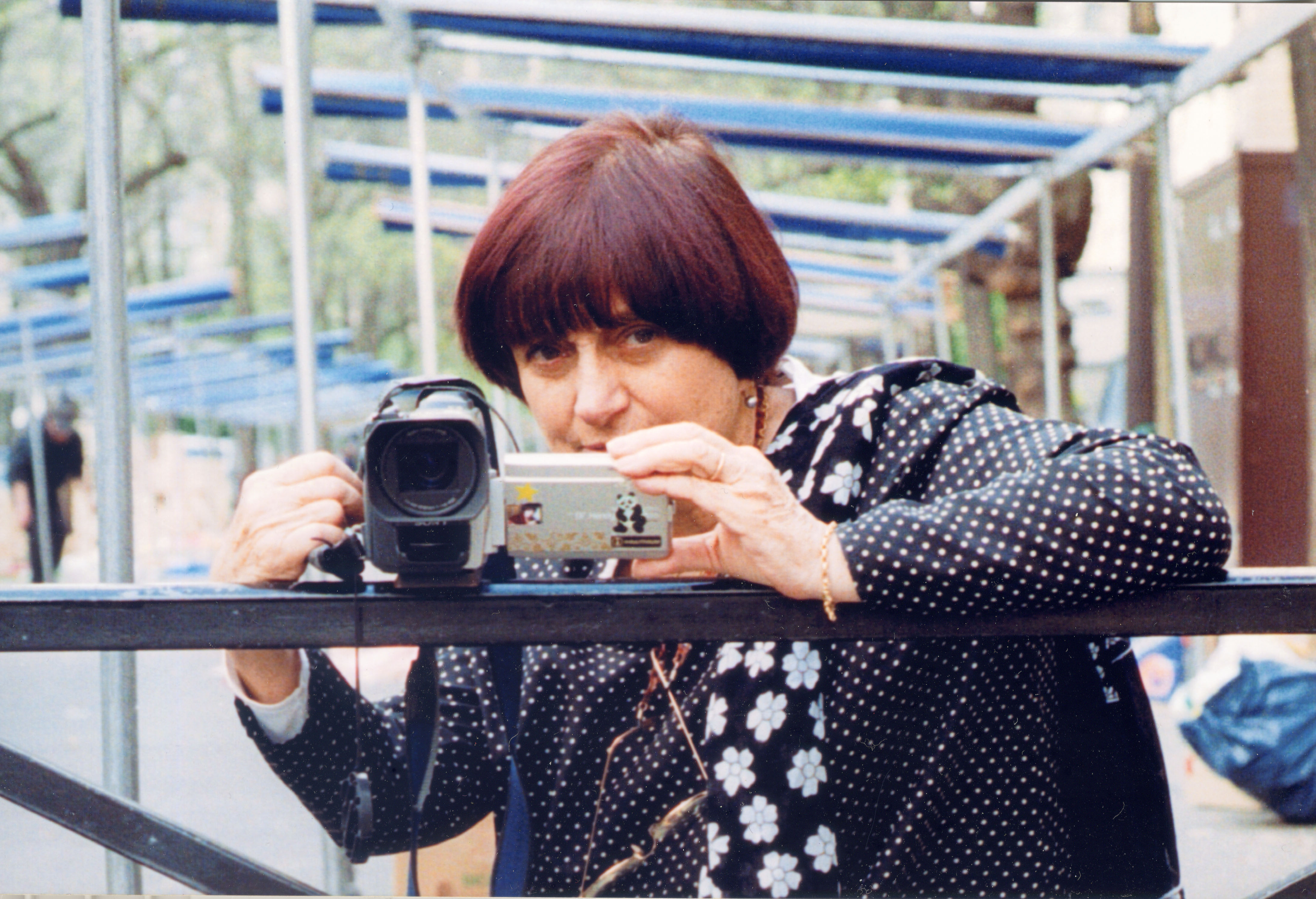 Agnès Varda avec la camera DV sur le tournage des Glaneurs et la Glaneuse