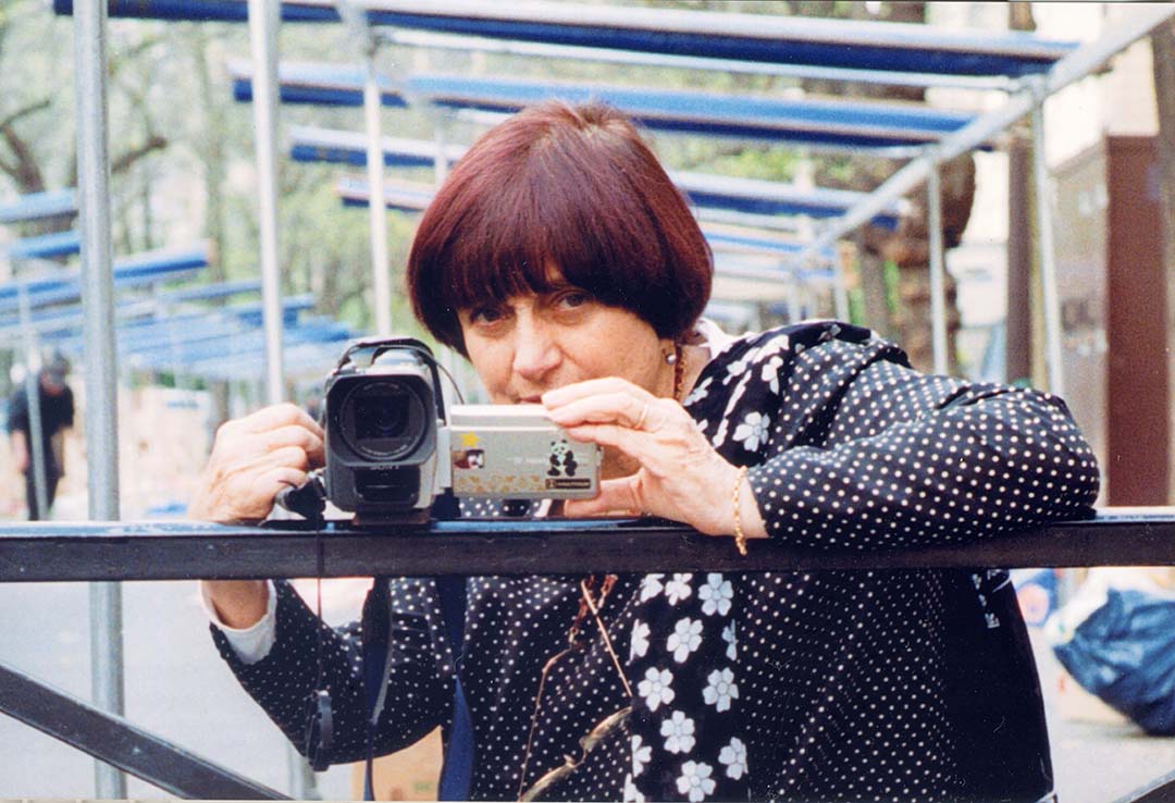 Agnès Varda avec la camera DV sur le tournage des Glaneurs et la Glaneuse Crédit 2000 Ciné-Tamaris_BD
