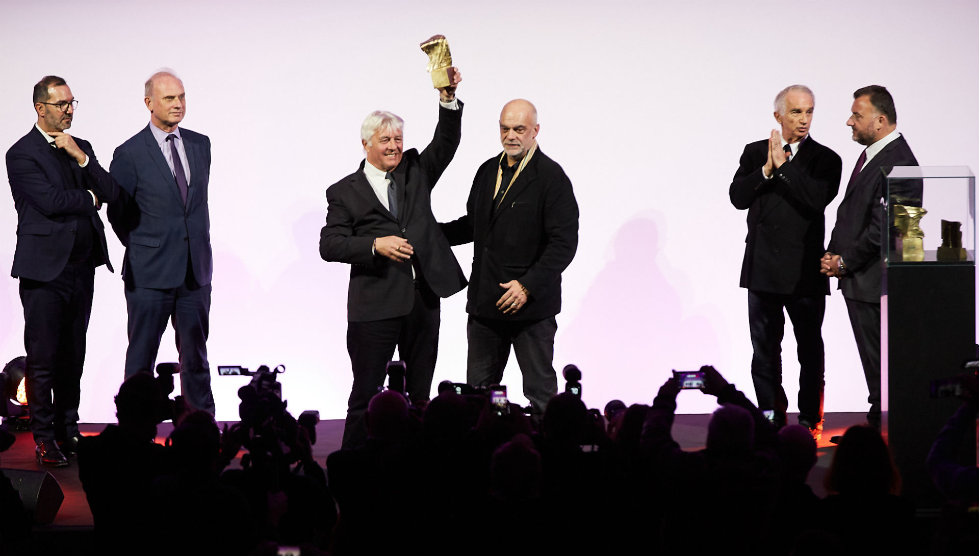 Remise du Trophée César & Techniques le 7 janvier 2020 : (de gauche à droite) : Antony Randazzo (Directeur délégué au développement collectif du groupe AUDIENS), Didier Huck (Président de la FICAM), Didier Diaz (Président de TRANSPALUX / STUDIOS DE BRY), Pascal Becu (Directeur de TRANSPALUX / STUDIOS DE BRY), Alain Terzian (Président de l'Académie des César), Gérald-Brice Viret (Directeur des Antennes et des Programmes du groupe Canal+) 