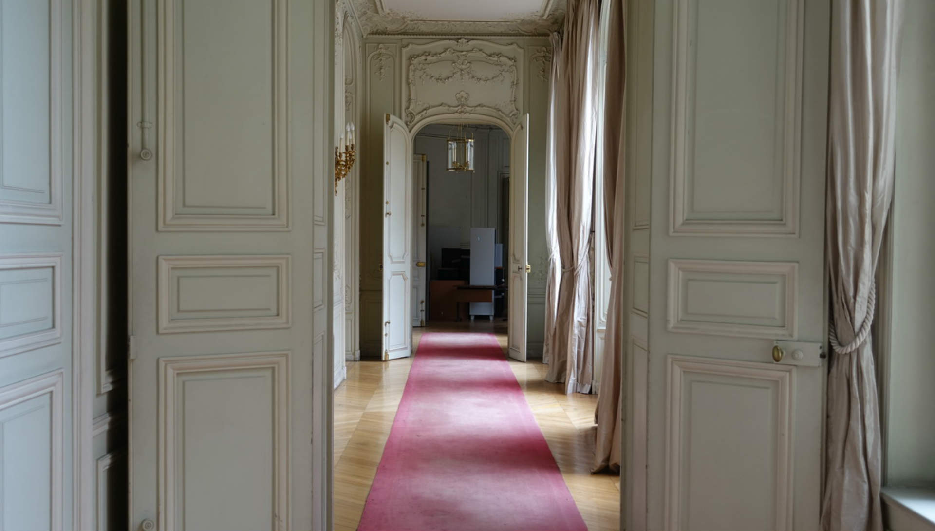 Cliché d'un repérage de Fabien Pondevaux dans un château pour un film