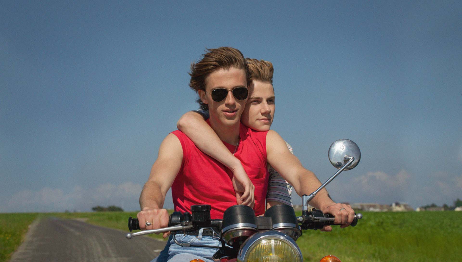 Deux jeunes hommes en moto