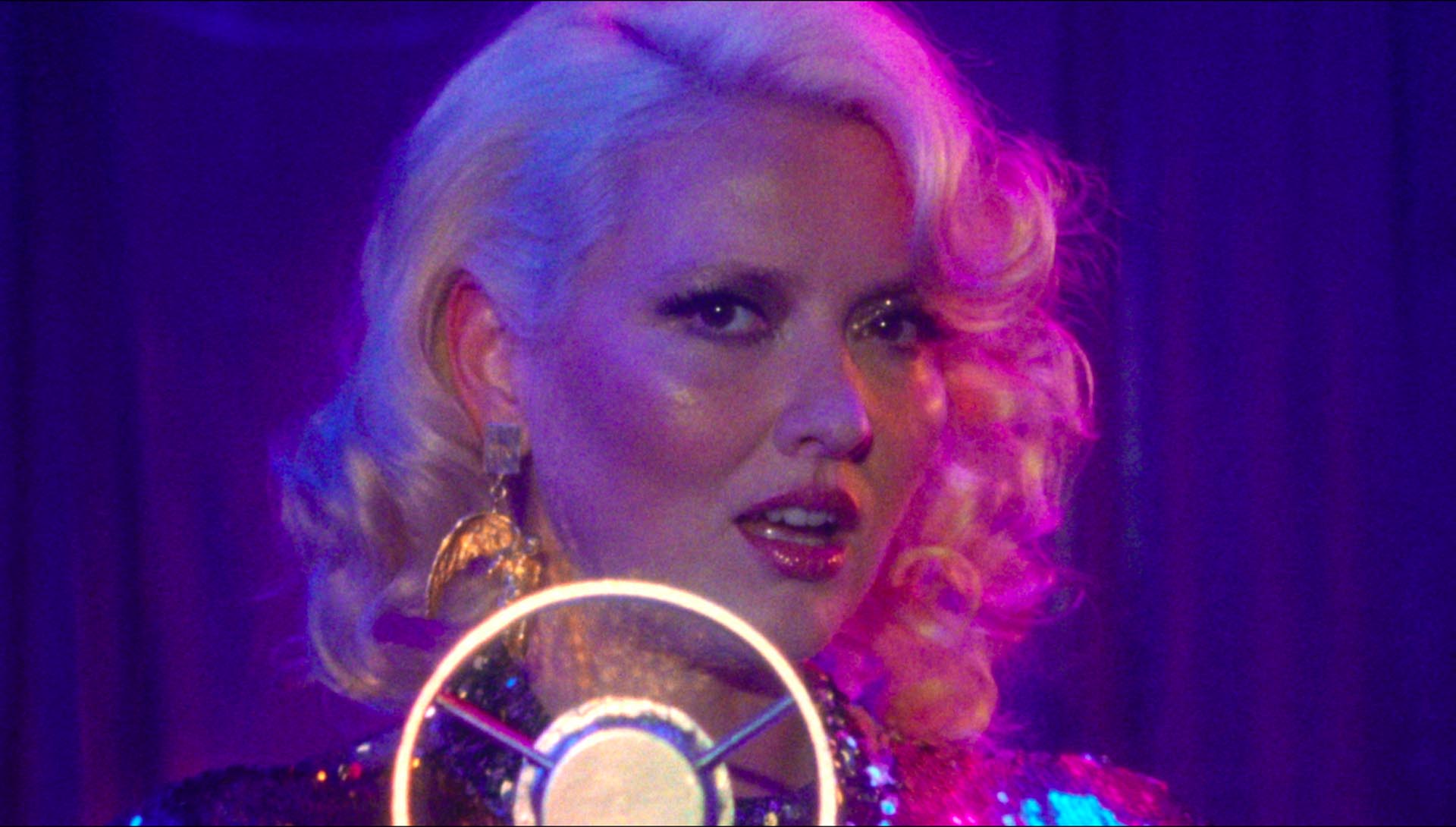 Image extraite du clip Call Me de Sarah Rebecca réalisé par Rosalie Charrier 