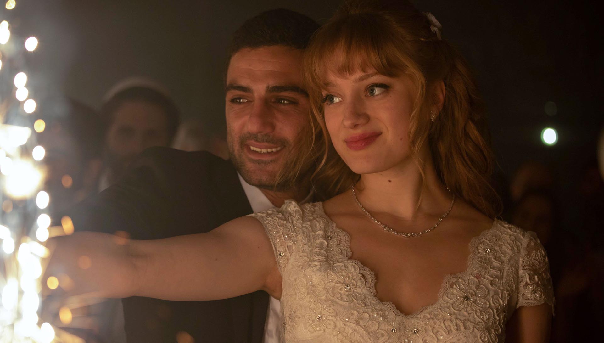 Imri Biton (Eran) et Nadia Tereszkiewicz (Natalie) dans l'épisode 1 de Possessions 