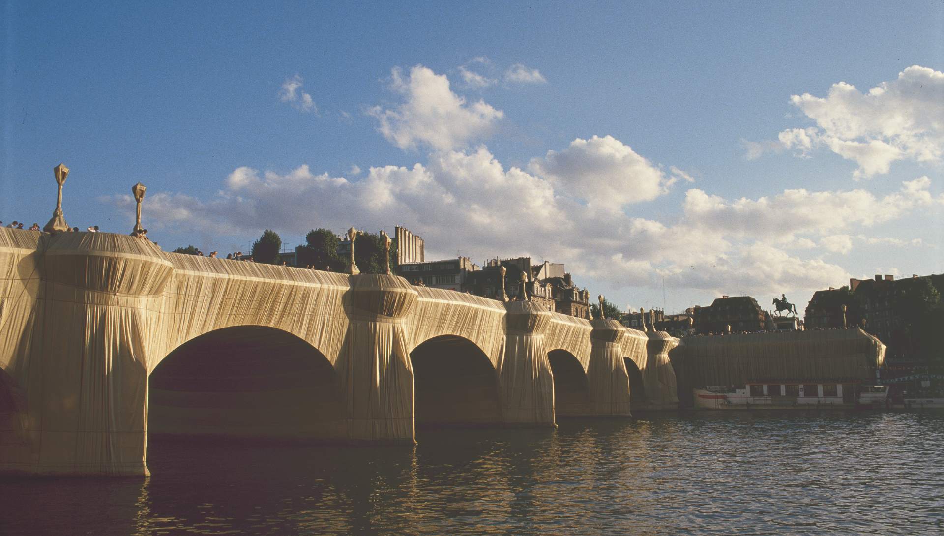 Le Pont-Neuf empaqueté, Paris, 1975-1985, Christo