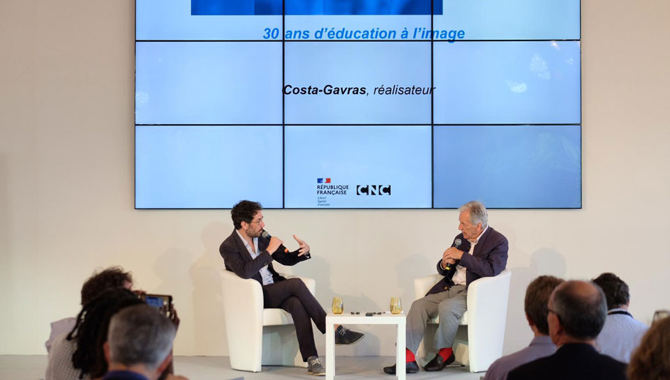 Le réalisateur Costa Gavras sur la plage du CNC à Cannes le 14 juillet 2021