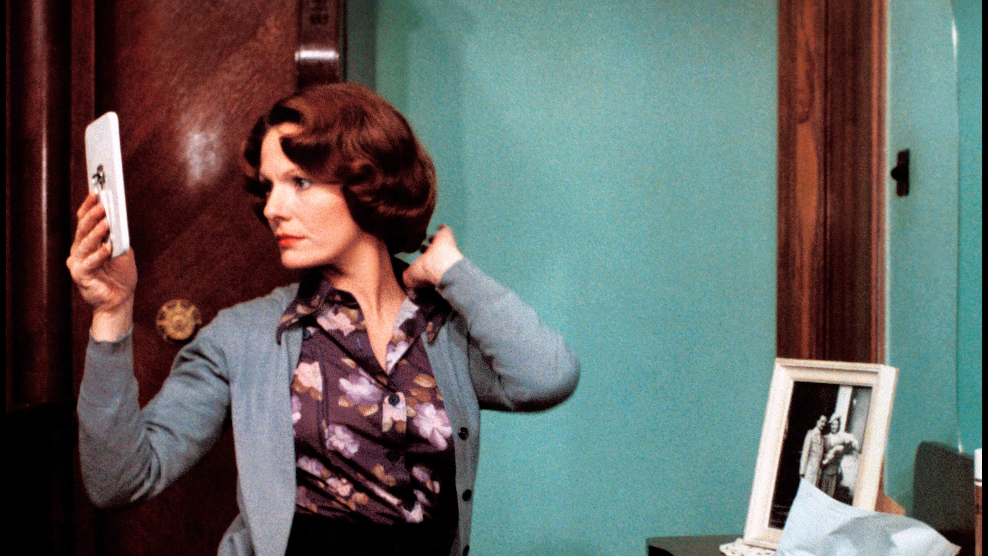 Delphine Seyrig dans Jeanne Dielman, 23, quai du commerce, 1080 Bruxelles de Chantal Akerman