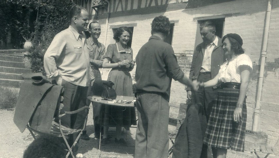 Myriam et ses amis à Gaillon en 1949 (de gauche à droite : Jean Delannoy/Pierre Bost/Mme Bost/Guy Bernard (de dos)/ Jacques Tati/Myriam