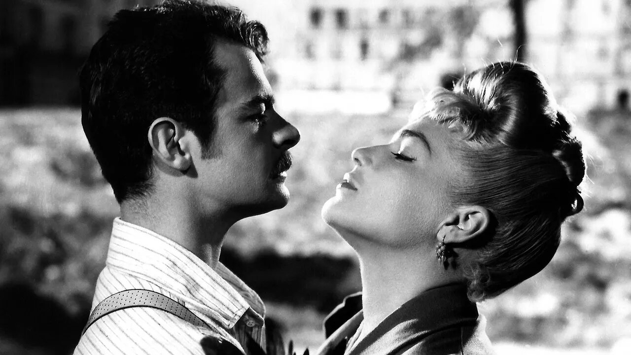 Serge Reggiani joue aux côtés de Simone Signoret dans « Casque d'or » de Jacques Becker.