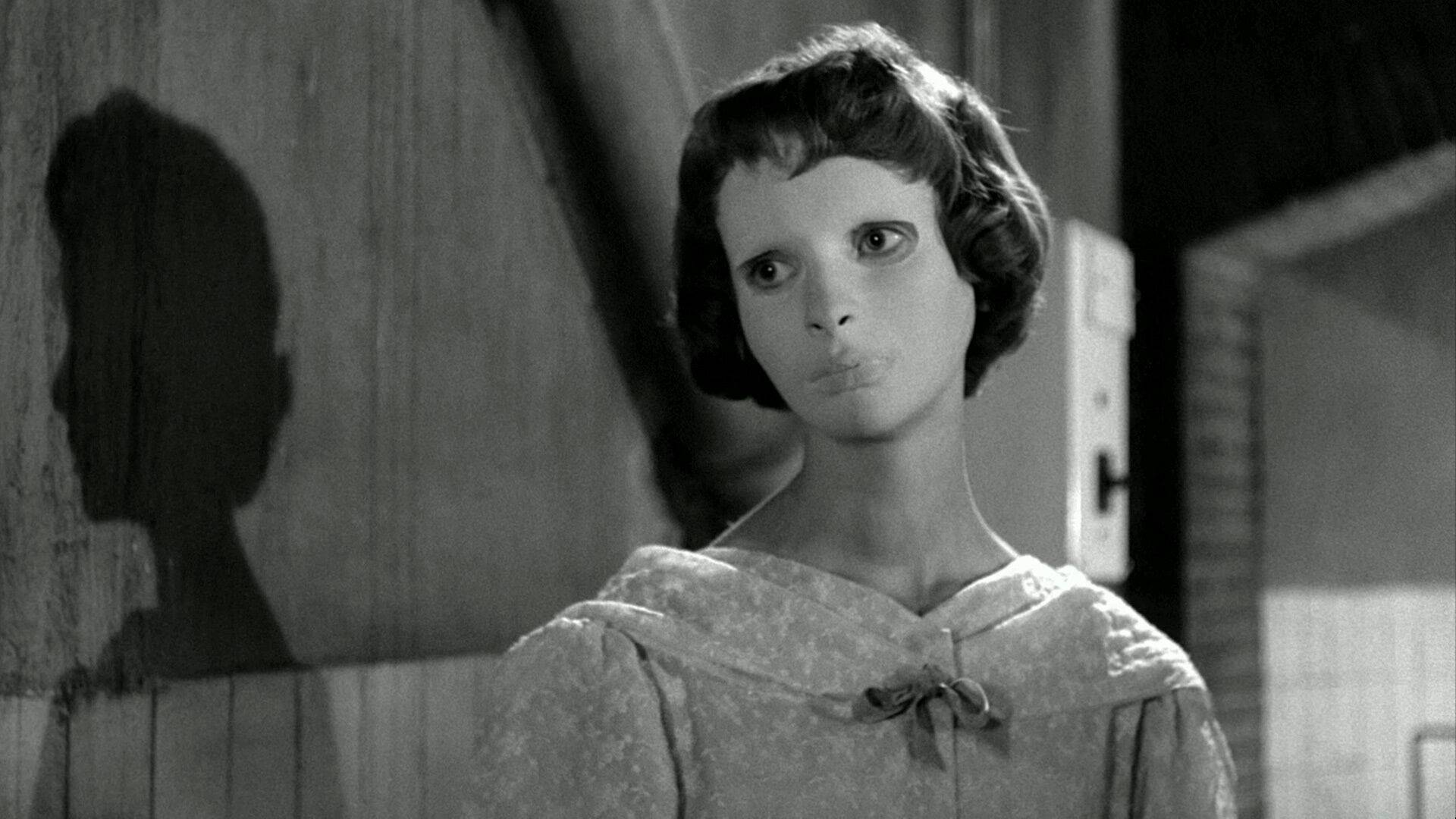 Edith Scob dans « Les Yeux sans visage » de Georges Franju.