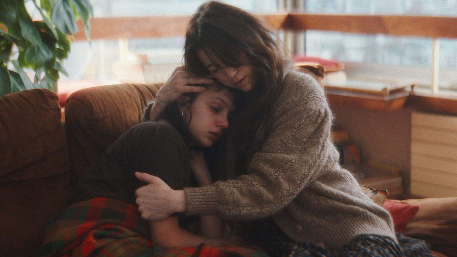 Charlotte Gainsbourg et Noée Abita dans « Les Passagers de la nuit » de Mikhaël Hers.