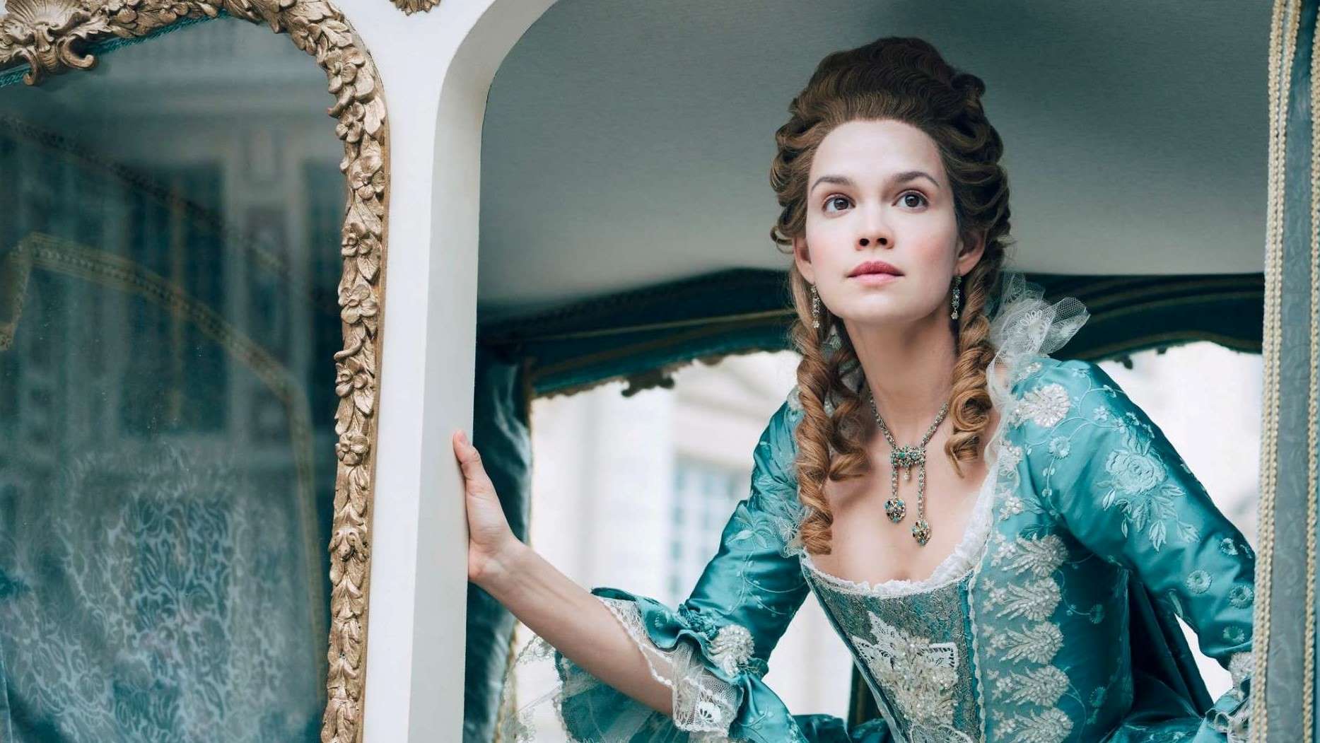 Emilia Schüle dans la nouvelle série de Canal +, « Marie-Antoinette ». 