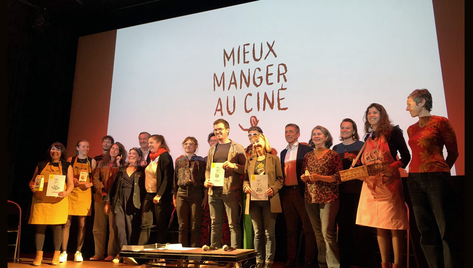 Les lauréats du concours « Mieux manger au cinéma » lors de la remise des prix le 3 mai 2022 au cinéma Le Louxor 