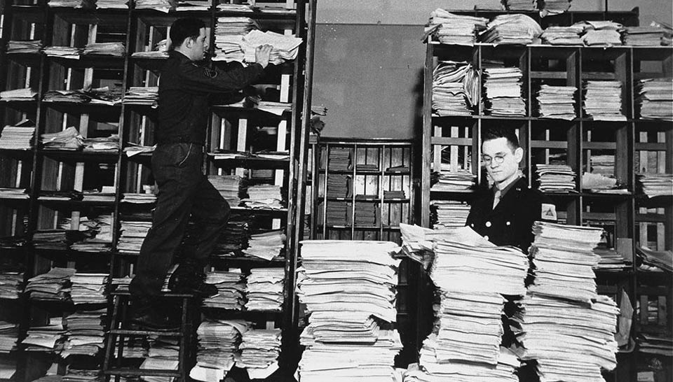 Membres du personnel militaire américain du tribunal classant des documents confisqués aux nazis 