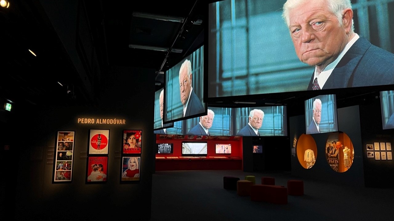 De Jean Gabin et Pedro Almodóvar, l'exposition « Pathé ! Le coq chante toujours » couvre de nombreuses périodes de l'histoire du cinéma.