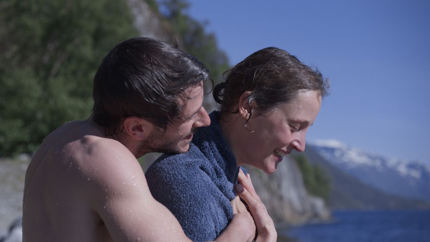 Vicky Krieps et Gaspard Ulliel dans « Plus que jamais ».