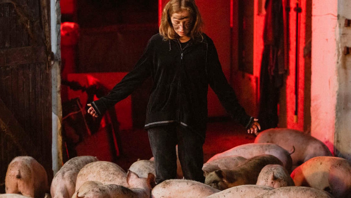 Héloïse Volle dans « La Fille au cœur de cochon ».