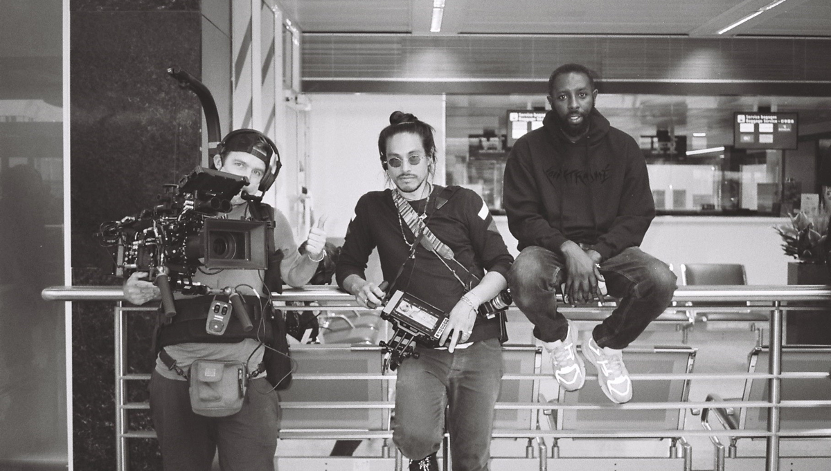 Kim Chapiron sur le tournage du  « Jeune Imam » . À droite, Ladj Ly avec qui il a coécrit le film, et Sylvestre Dedise, à gauche, directeur de la photographie.