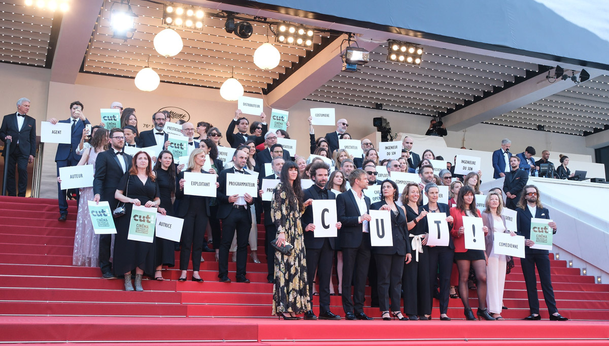 Les membres du collectif « CUT ! » sur les marches du Festival de Cannes, le 22 mai 2023