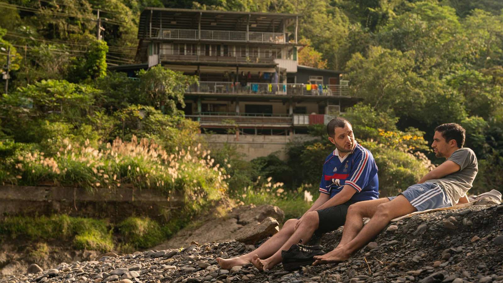 Shaïn Boumedine et Karim Leklou dans « Pour la France ».