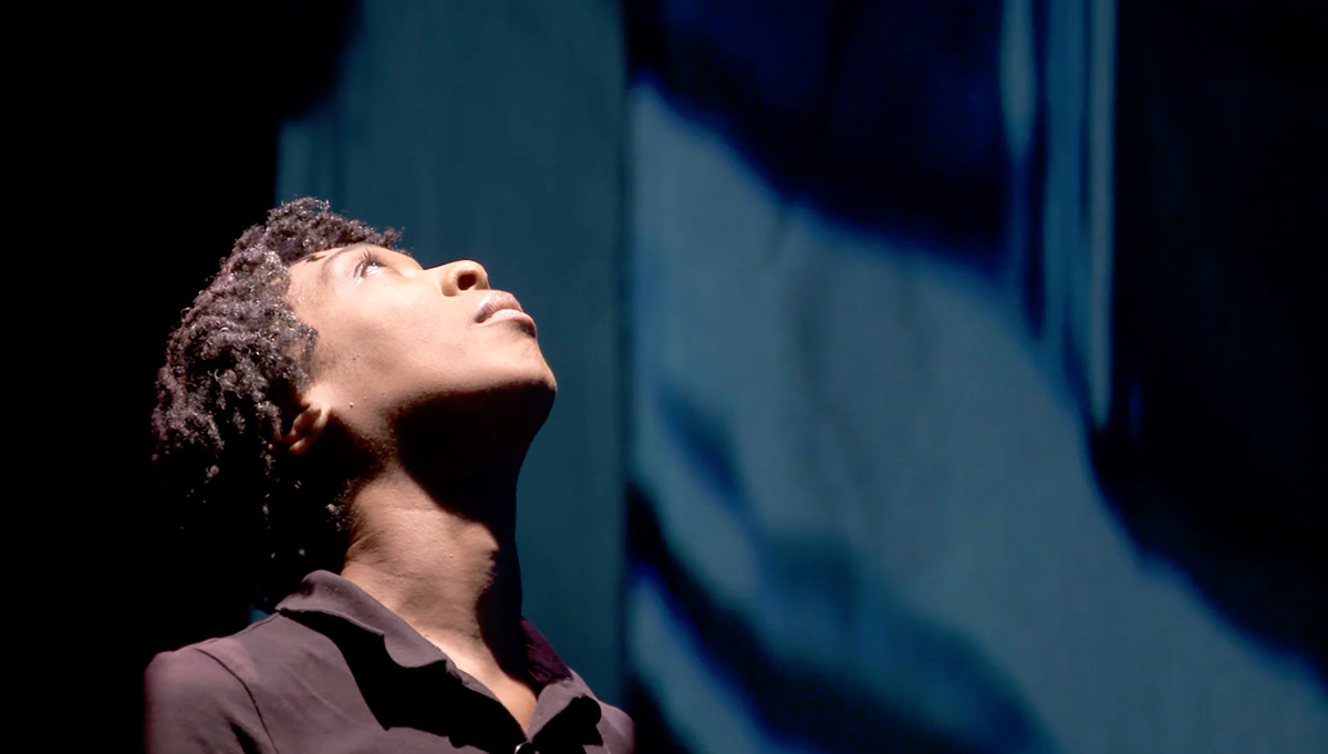 Tania de Montaigne dans l’adaptation théâtrale de Noire, la vie méconnue de Claudette Colvin mise en scène par David Foenkinos crédit Novaya