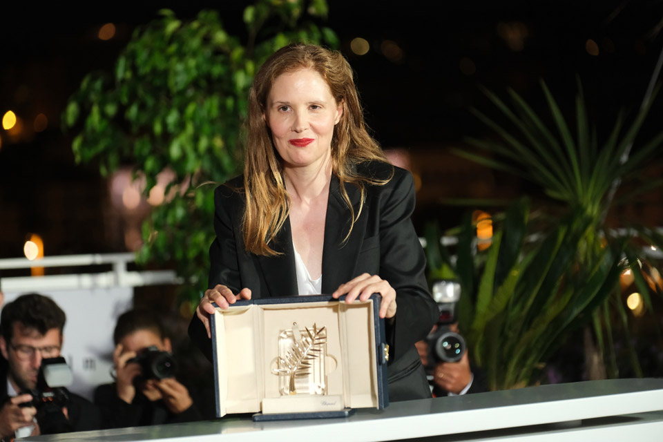 Justine Triet avec sa Palme d'or au Festival de Cannes 2023