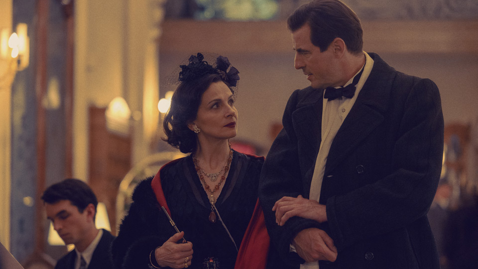 Juliette Binoche et Claes Bang dans « The New Look »