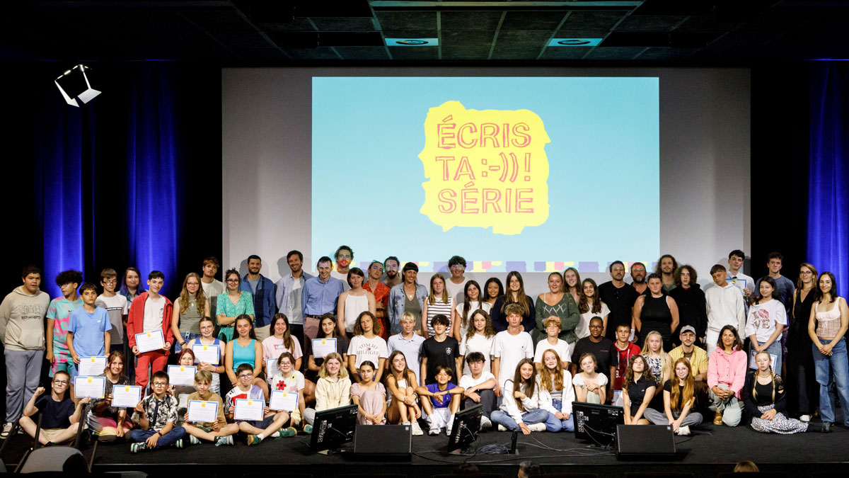 Les lauréats du défi « Écris ta série ! » en compagnie des membres du jury. © CNC