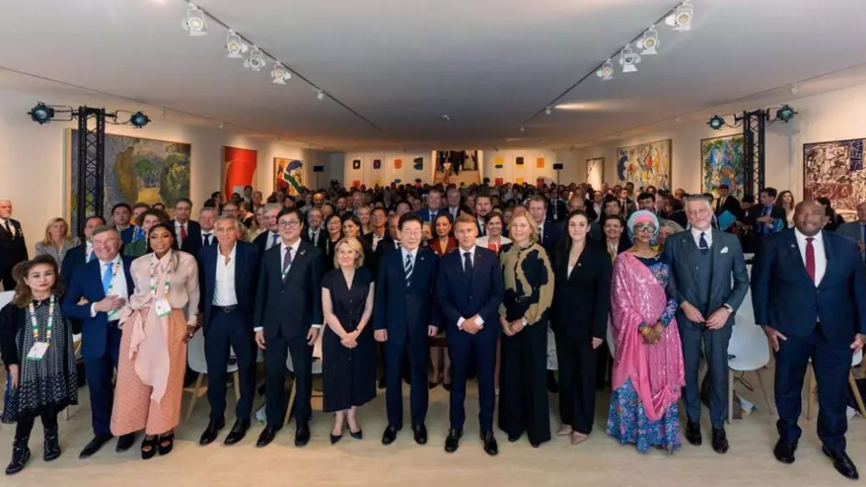 Photo de groupe des participants au Sommet Lumière 