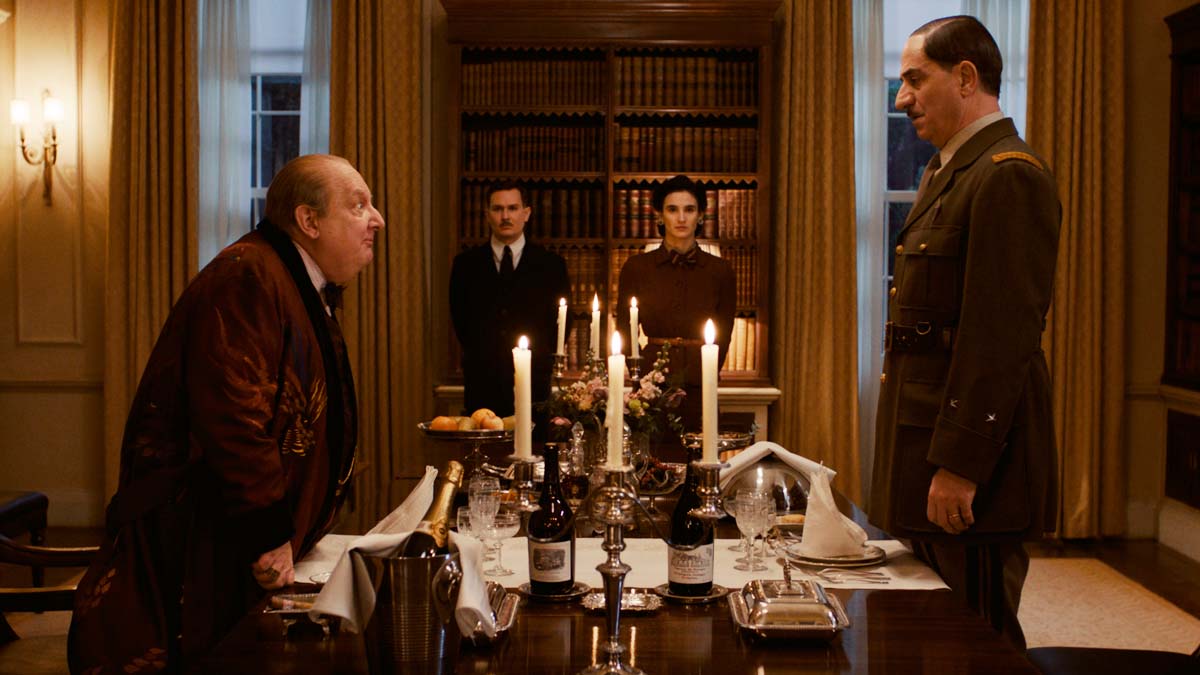 Le face-à-face entre De Gaulle et Churchill Simon Abkarian et Simon Russell Beale face à face autour d’une table