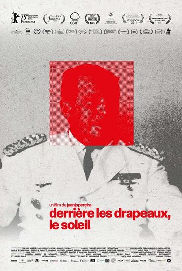 Affiche de Derrière les drapeaux, le soleil réalisé par Juanjo Pereira
