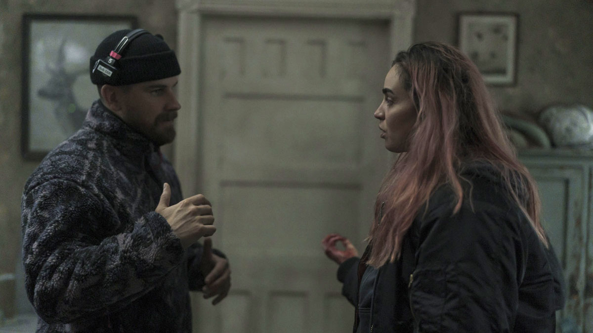 Sébastien Vaniček et Souheila Yacoub sur le tournage de « Evil Dead Burn »