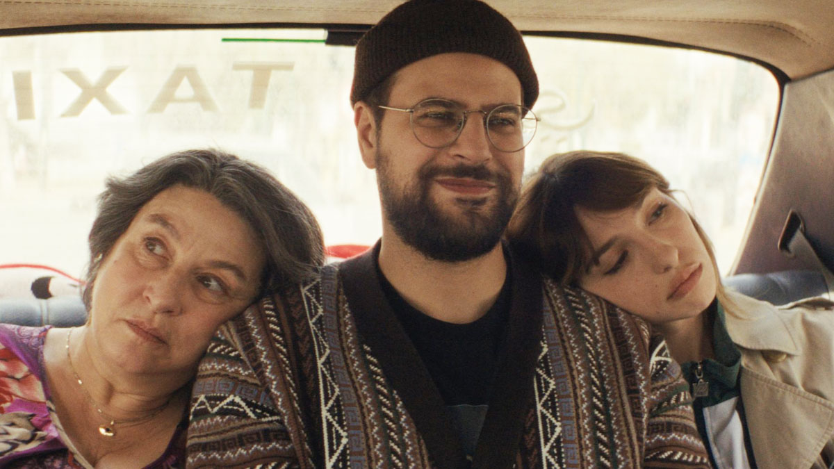 Noémie Lvovsky, Hakim Jemili et Marie Colomb dans « Tout va super » réalisé par Patrick Cassir