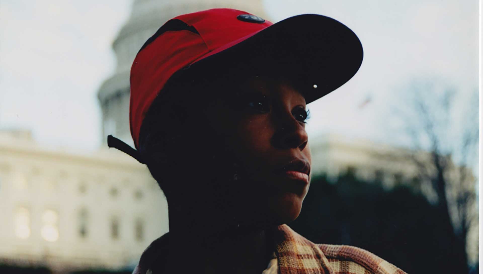 Jeune homme noir devant le Capitole aux Etats-Unis. Extrait du film 17 Blocks de Davy Rothbart 