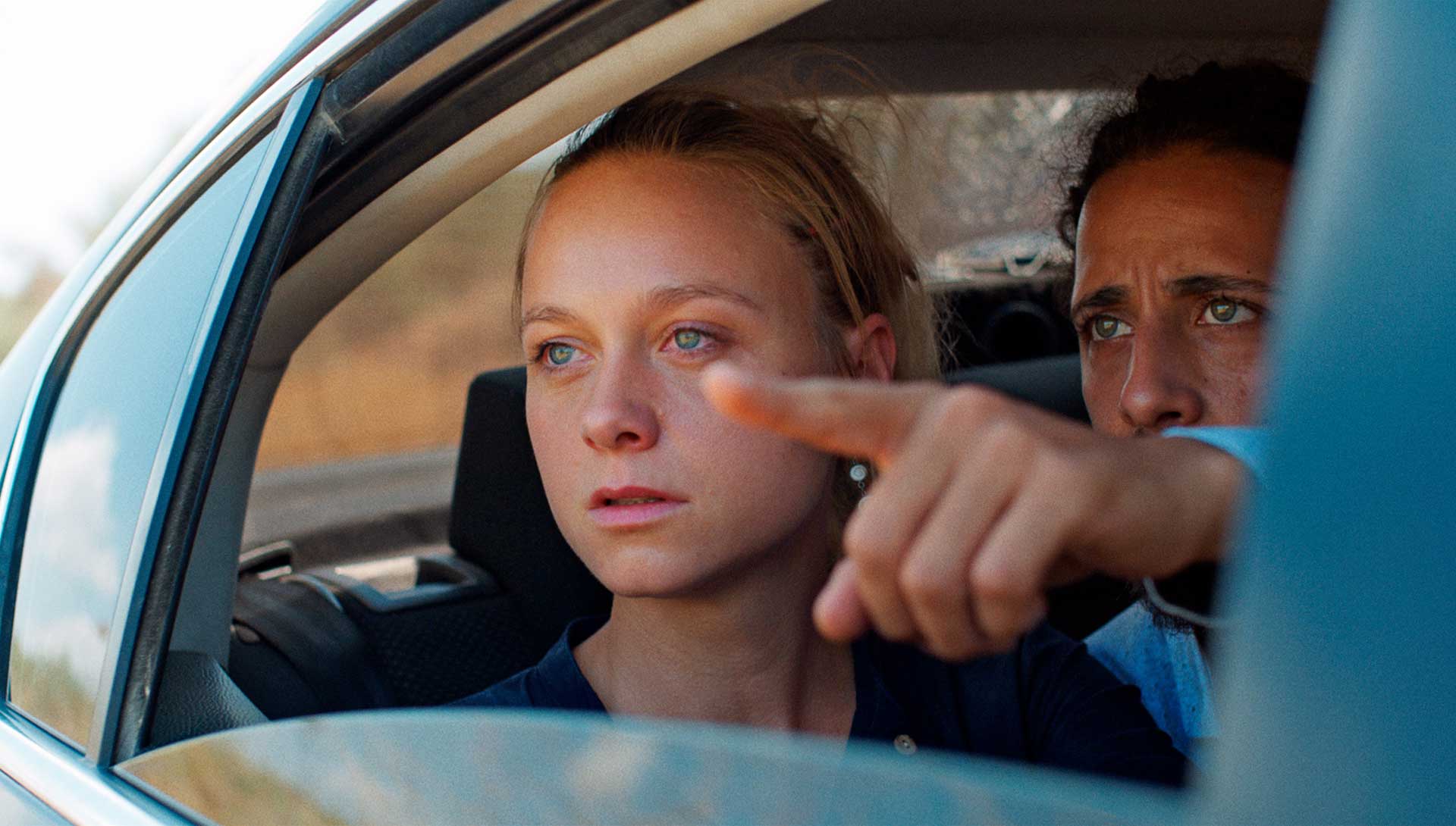 Jeune femme regardant par la fenêtre d'une voiture. Extrait du film 200 Mètres de Ameen Nayfeh
