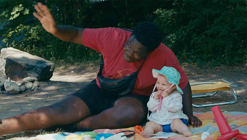 Un jeune homme surveille un bébé. Extrait du film A l'abordage de Guillaume Brac