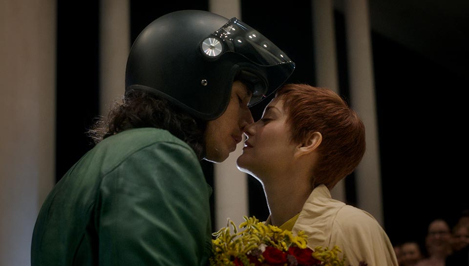 Un couple s'apprête à s'embrasser. Extrait du film Annette de Leos Carax 