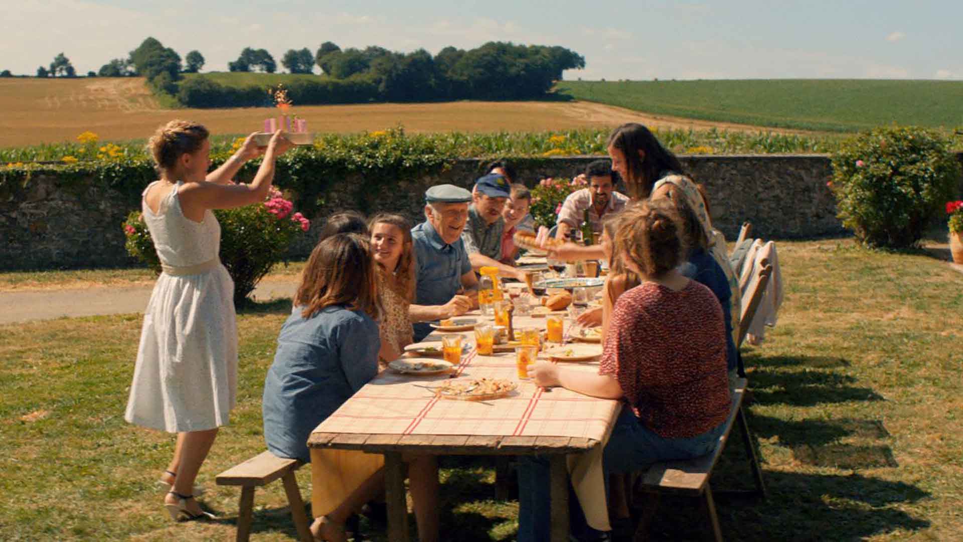 Repas de famille à la campagne
