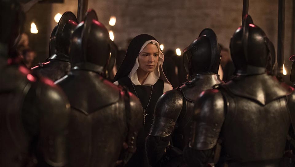 Une religieuse entourée de gardes en armure. Extrait du film Benedetta de Paul Verhoeven