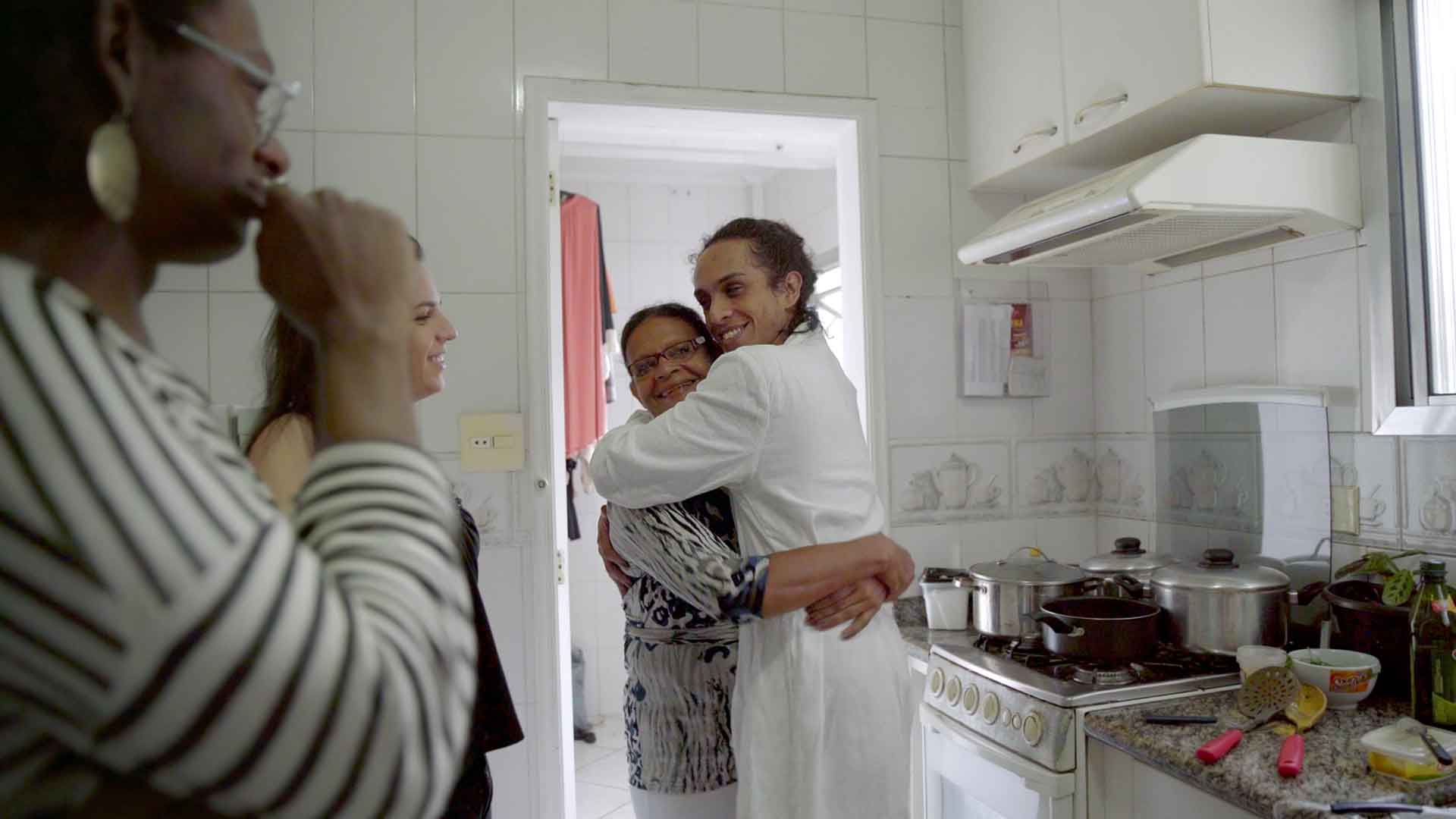 Une femme d'une quarantaine d'année enlace une femme plus âgée.