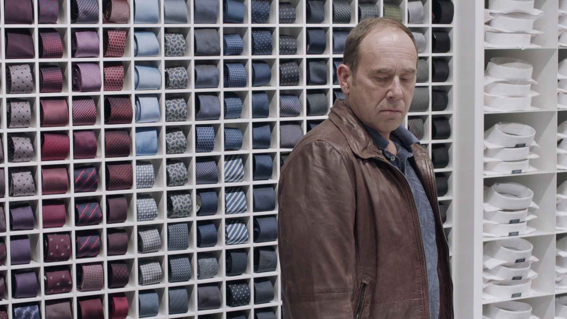 Un homme dans un rayon de cravate