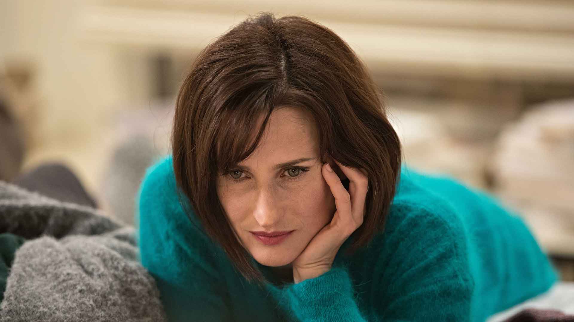 Une jeune femme est allongée sur un lit