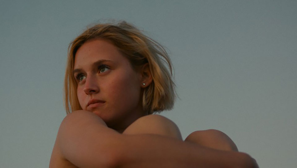 Une jeune femme regarde au loin. Extrait du film De l'or pour les chiens de Anna Cazenave Cambet 