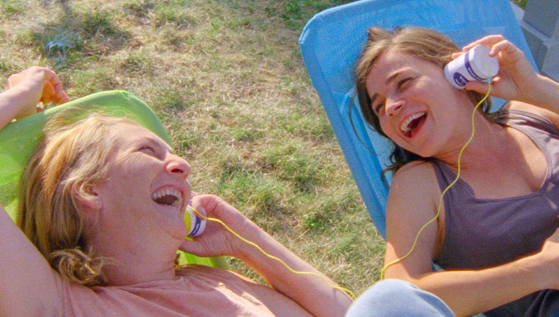 Deux femmes rigolent. Extrait du film Effacer l'historique de Benoit Delépine et Gustave Kervern