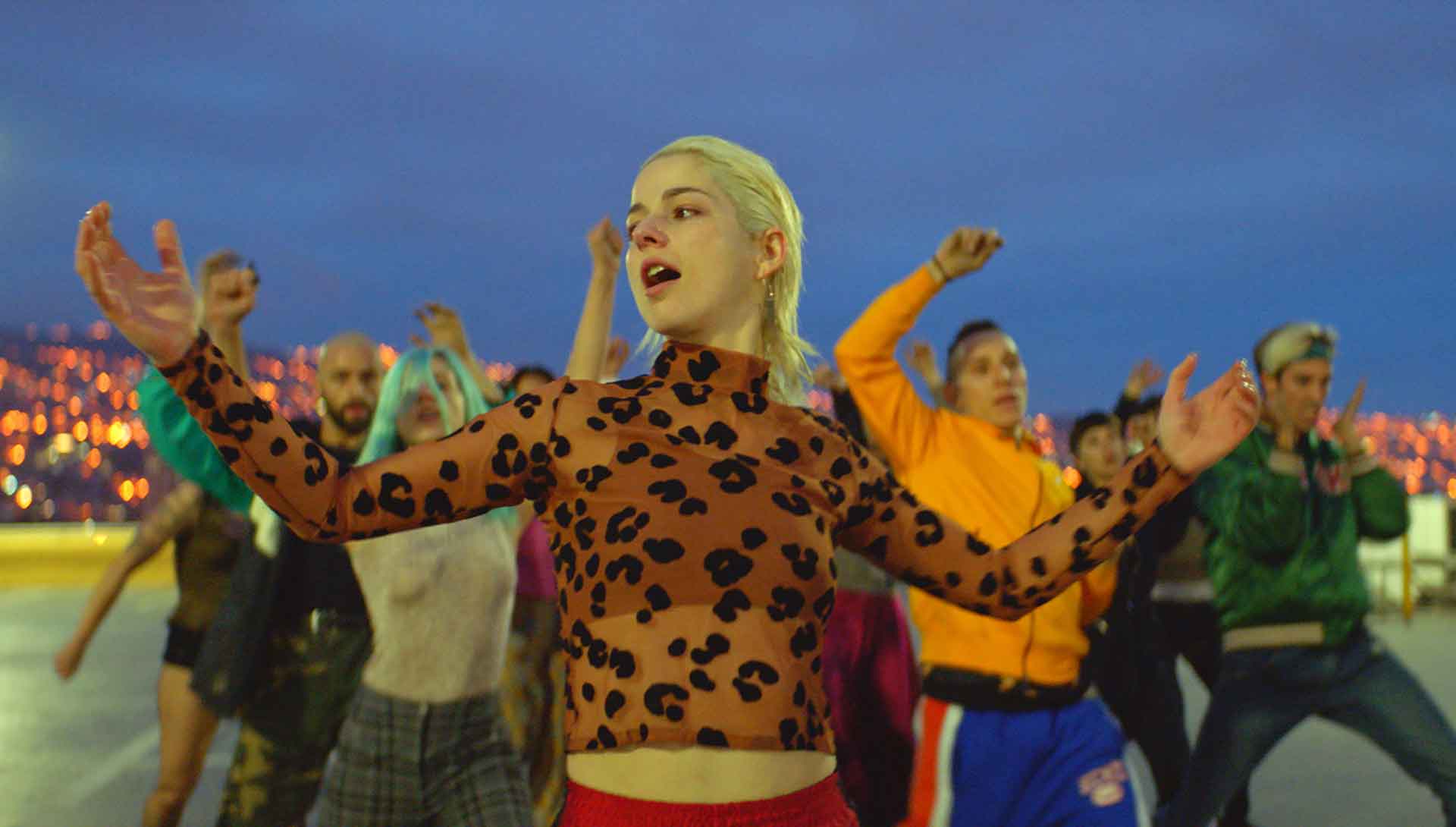 Une femme et un groupe de danseur dansent en extérieur. Extrait du film Ema de Pablo Larrain