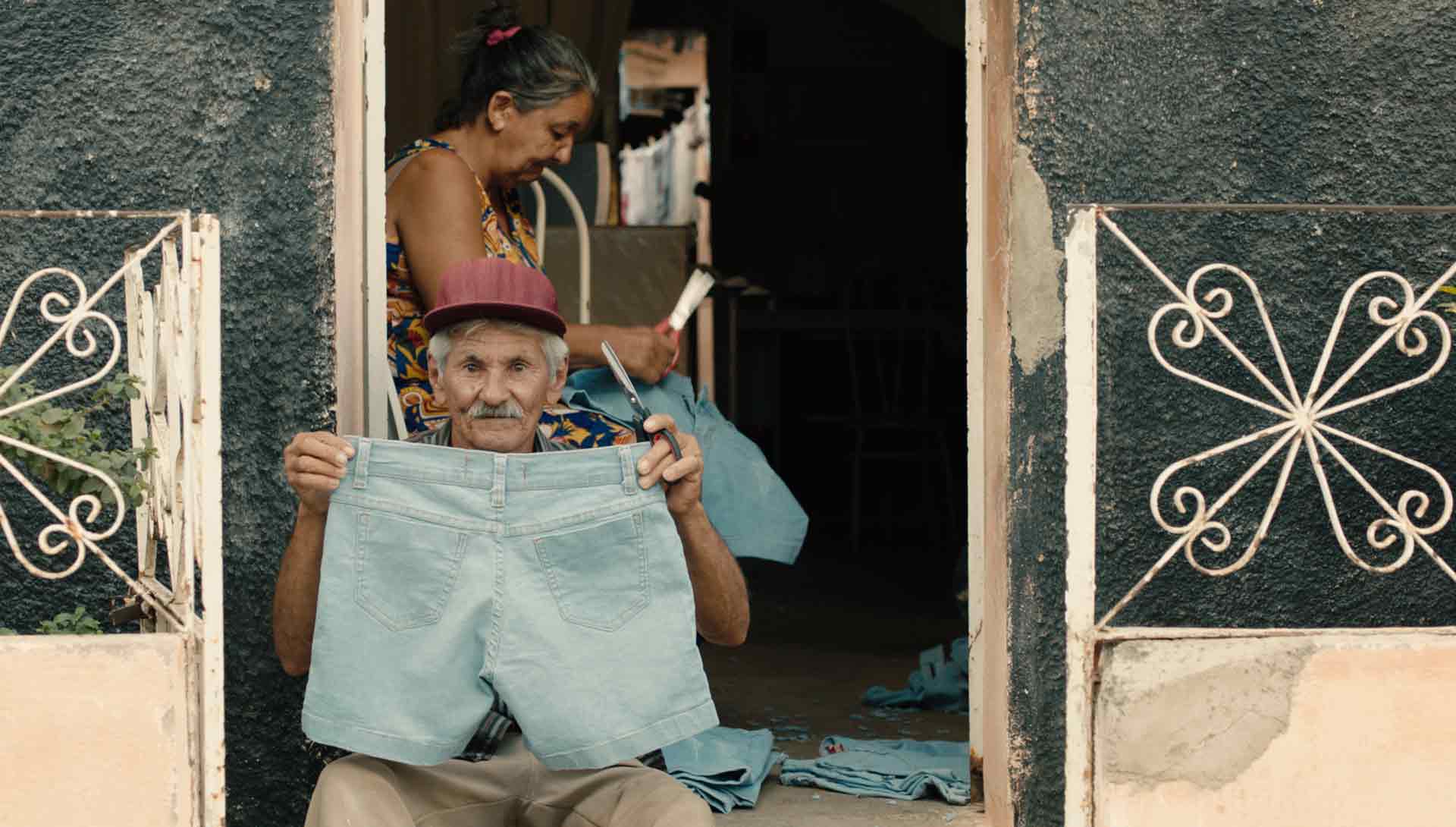 Un vieil homme tient un short en jean. Extrait du film En attendant le carnaval de Marcelo Gomes.