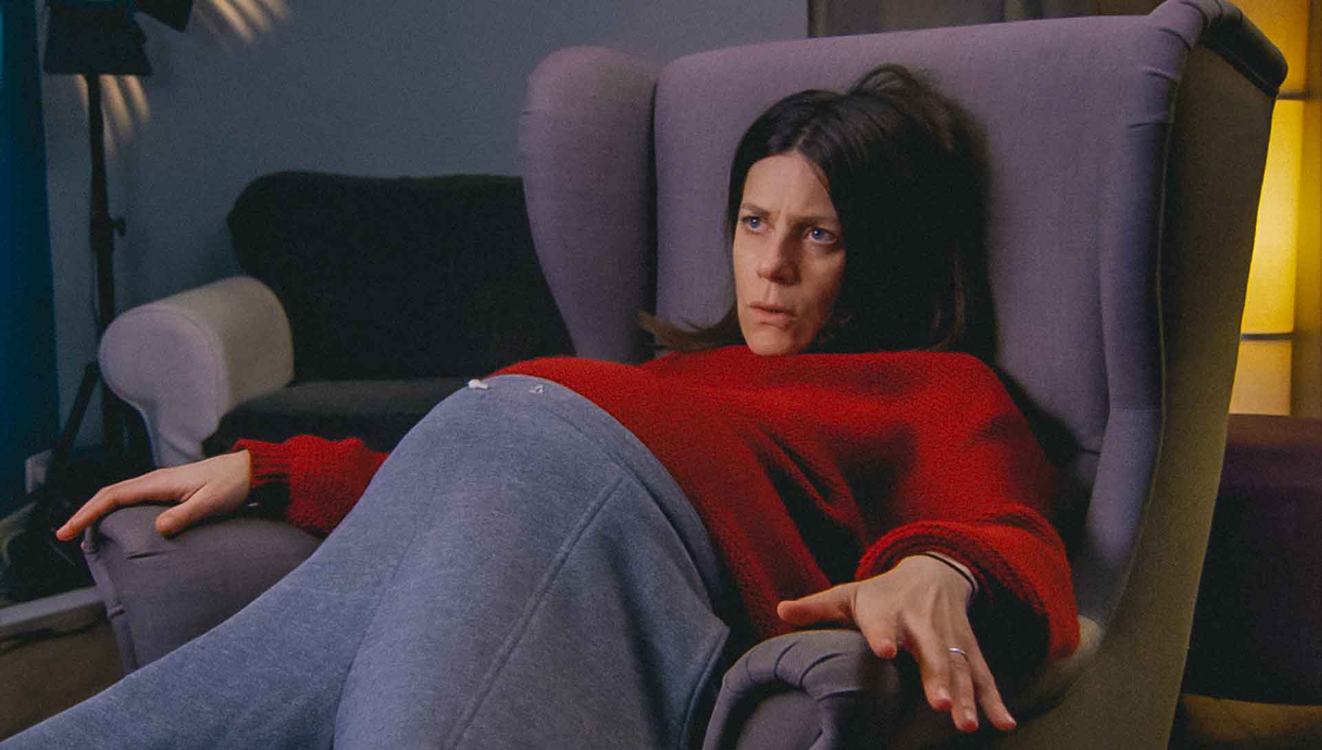 Une femme quadragénaire enceinte est semi-allongée dans un fauteuil. Extrait du film Énorme de Sophie Letourneur